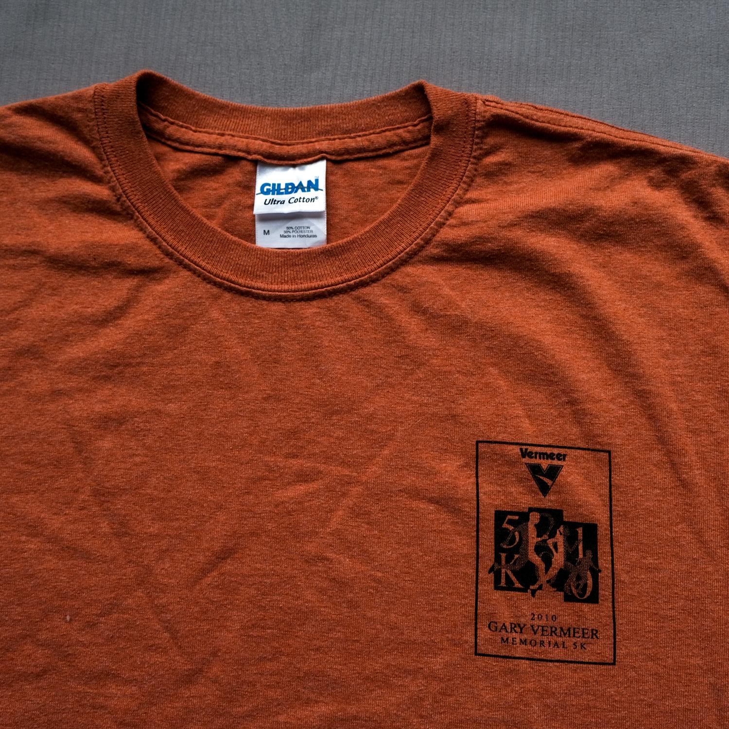 GILDAN “Gary Vermeer Memorial 5K 2010” T-Shirt | M | Made in Nicaragua 🇳🇮