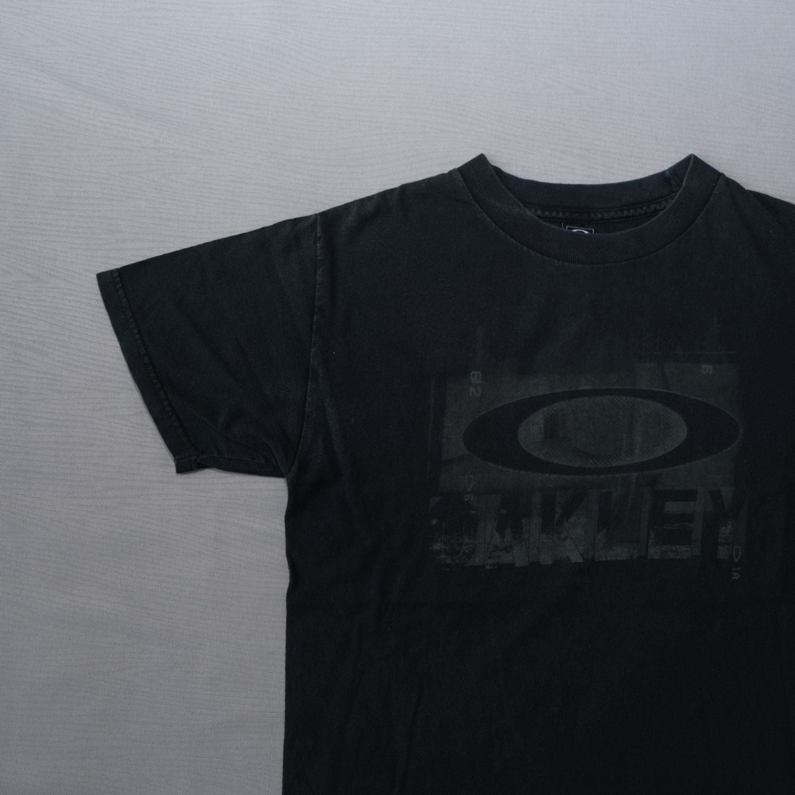 Oakley Distressed Logo Tee | Men’s Size S | Early 2000s Vintage 🕶️