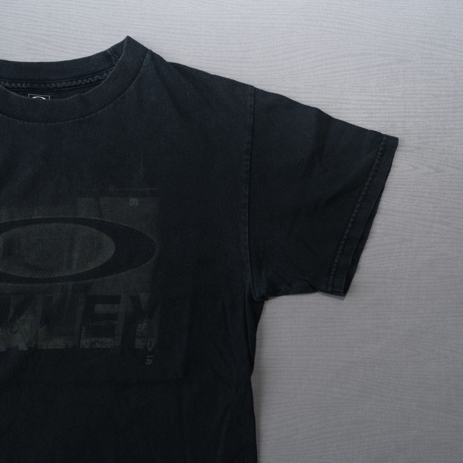 Oakley Distressed Logo Tee | Men’s Size S | Early 2000s Vintage 🕶️